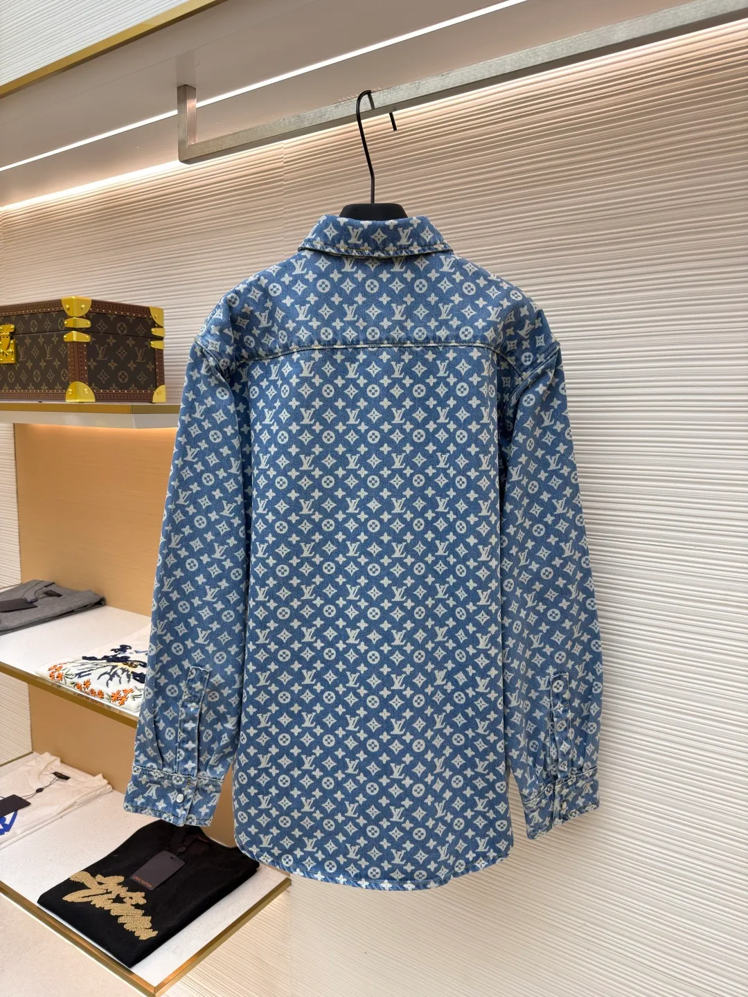 LOUIS VUITTON full-print denim jacket ●Original version: Purchased and developed for 15800 ●Item number: 1681926-B65 ●Material: denim fabric ●Technology: laser watering ●Version: fitted version ●Weight: about 710 grams ●Size: 46-48-50-52 ●Description: Customized blue shadow encrypted cotton classic pattern denim, as moist as cotton, comfortable and skin-friendly, indigo elegance With a retro charm and a modern sense of fashion, denim is used as the canvas, and the iconic Monogram pattern is laid out on it. Every inch of the warp and weft hides the glorious history and fashion heritage of Louis Vuitton. The tough lines of matching work shirts exude a sense of luxury from the inside out. No need to make a fuss, the aura is self-evident. The stunning work in the fashion feast is the laser burning process. The advanced process of using laser technology to carve patterns. Project the laser onto the surface of the material, causing the material to be locally heated and melted. The LV logo pattern can be formed to accurately control the position and shape. The double process of washing and light frying is to desize and wash the denim material first, and then perform sand washing to produce a fading effect. The denim jacket is fried through special chemical treatment to give a special contrasting color effect. Prioritize the spray horse slide and then rub it by hand to create a gradient effect. Use a spray gun to accurately spray the reagent solution to the designated position according to the design requirements. Let the reagent react chemically with the fabric to form a gradual gradient effect, and finally boil it to solidify the color. The overall wiring is straight and delicate, the fabric is comfortable and soft, and the color is consistent without color difference. It can be matched with the same style to create a fashionable look for various occasions. Customized accessories, complete with three standards, same style for men and women!
